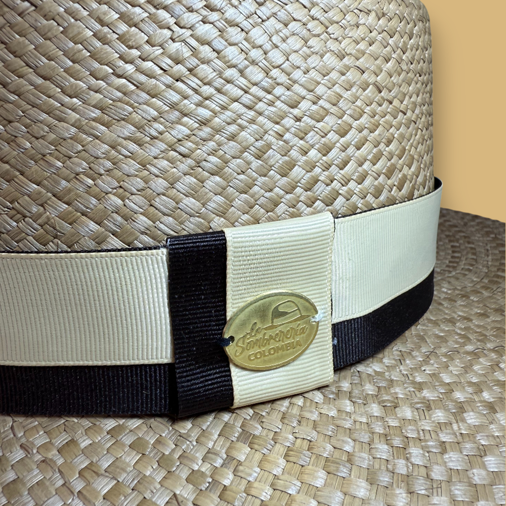 SOMBRERO CORDOBES MIEL CINTA BICOLOR CAFÉ Y BEIGE – ELEGANCIA ARTESANAL - Image 3